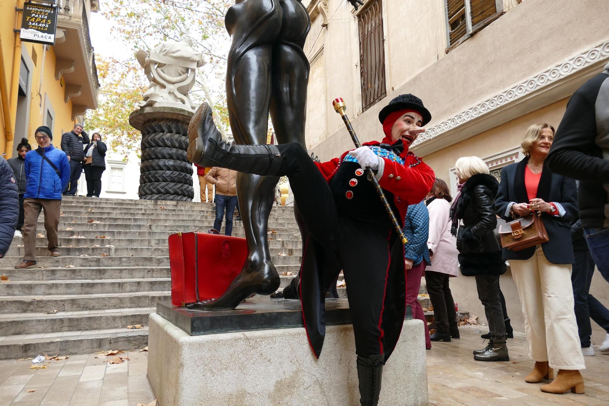 La Dona dels Nassos passeja pel centre de Figueres