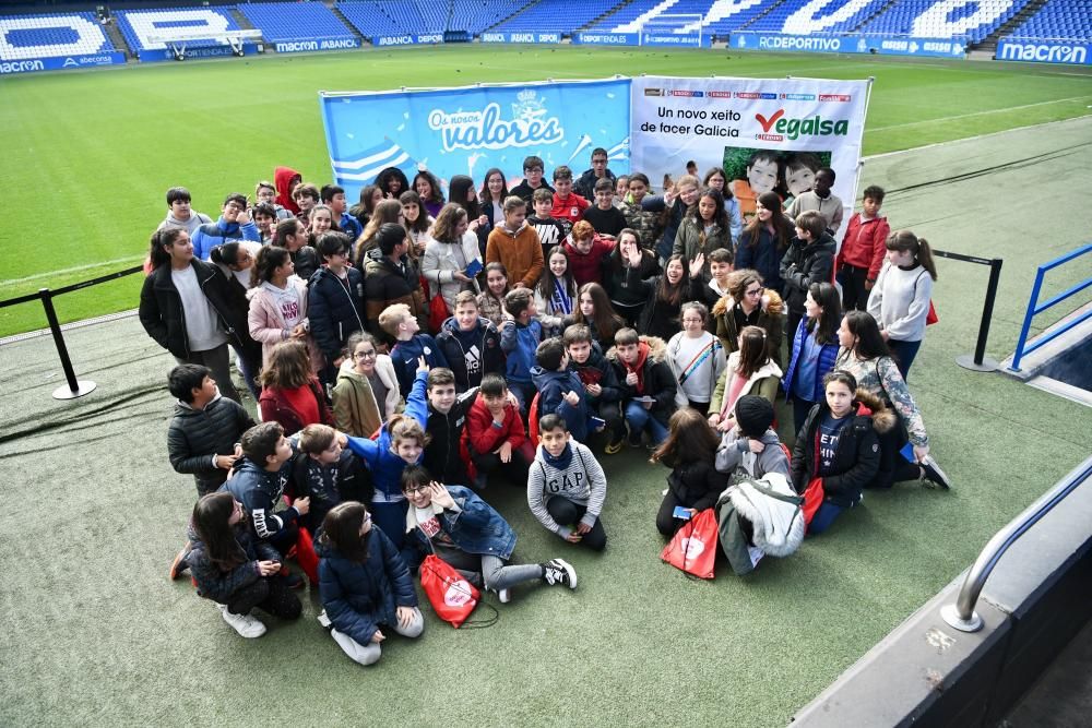 La iniciativa de LA OPINIÓN y la Fundación Real Club Deportivo fomenta valores deportivistas entre escolares con visitas guiadas, charlas sobre la historia del club y encuentros con jugadores.