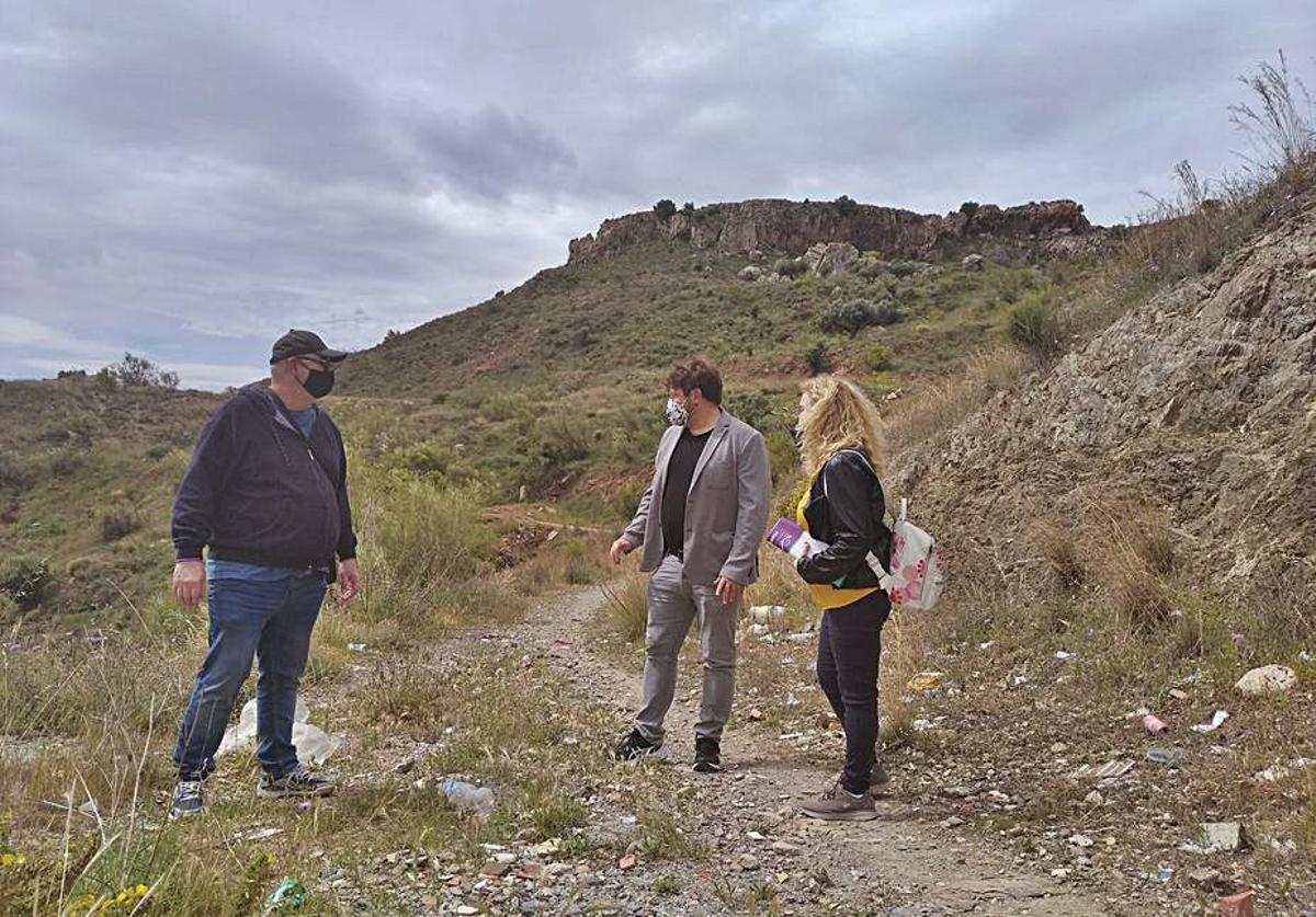 Los concejales, con la cima del monte al fondo. | A.V.