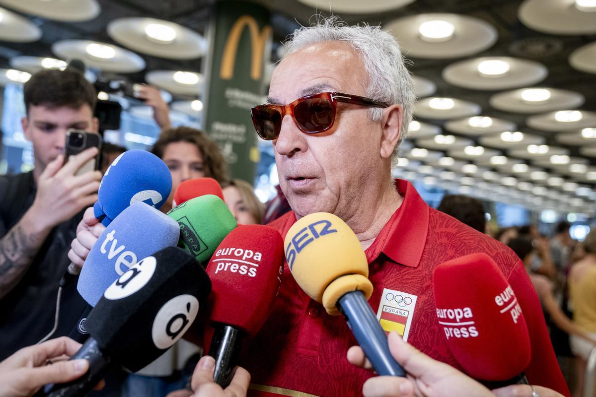 El presidente del COE, Alejandro Blanco, a la llegada a Barajas con el equipo olímpico de Paris 2024