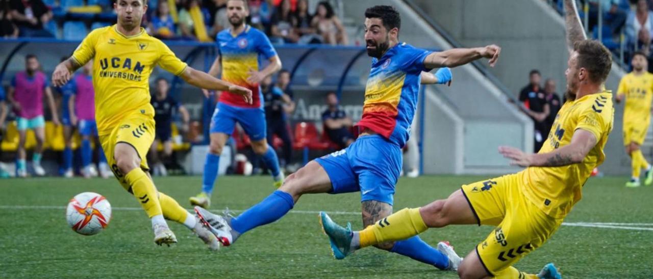 Carlos Martínez, en el momento del gol que le da el ascenso al Andorra frente al UCAM. | PRENSA FC ANDORRA