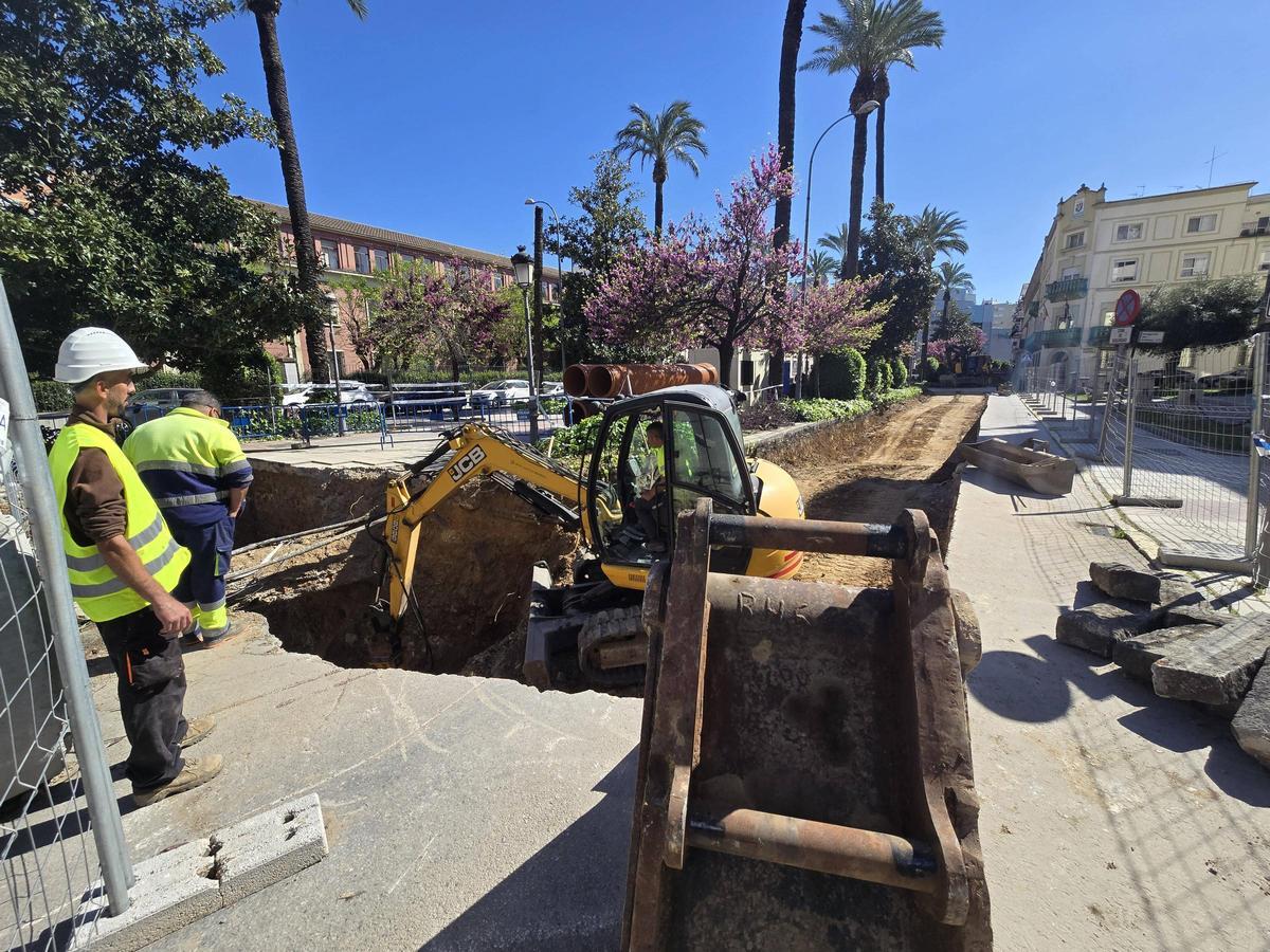 Los trabajadores de Aqualia trabajan en la avenida de Huelva de Badajoz junto a la calle La Bomba.