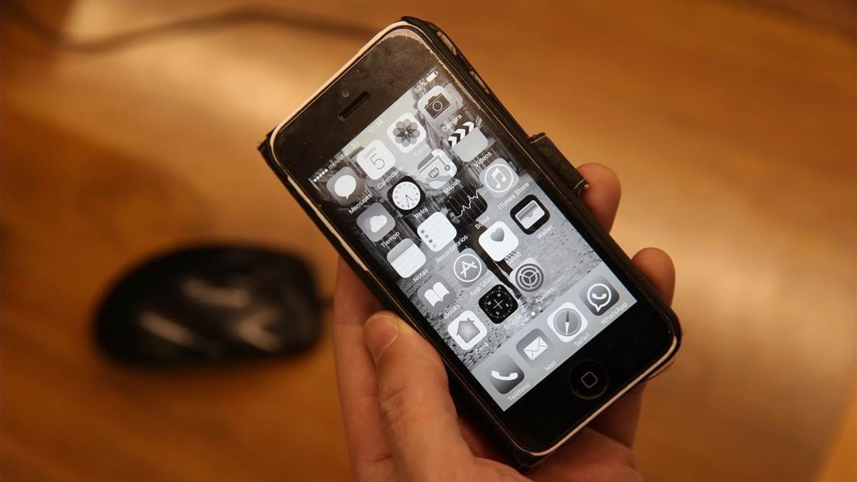 Un iPhone con la pantalla en blanco y negro