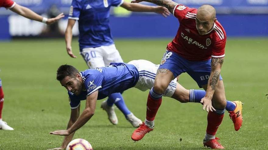 Pombo pelea un balón con el oviedista Diegui en el partido del Carlos Tartiere del pasado mes de septiembre.