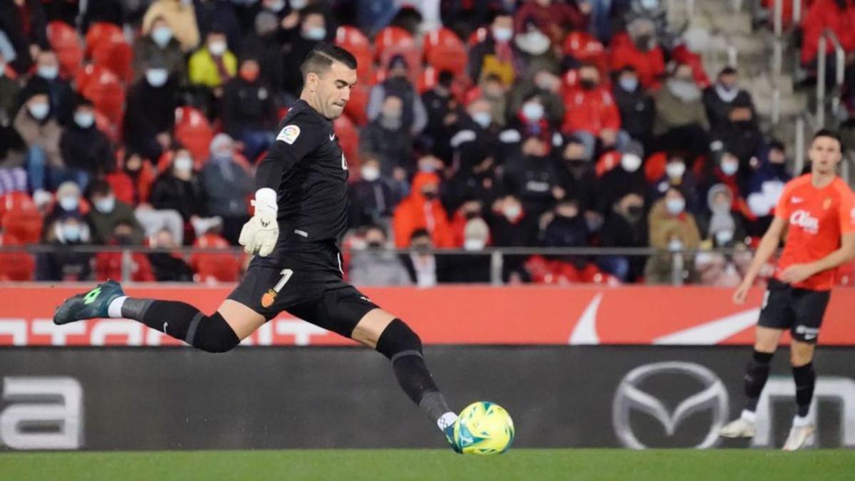 Reina envía un balón en largo en el partido de anoche. | RCDM