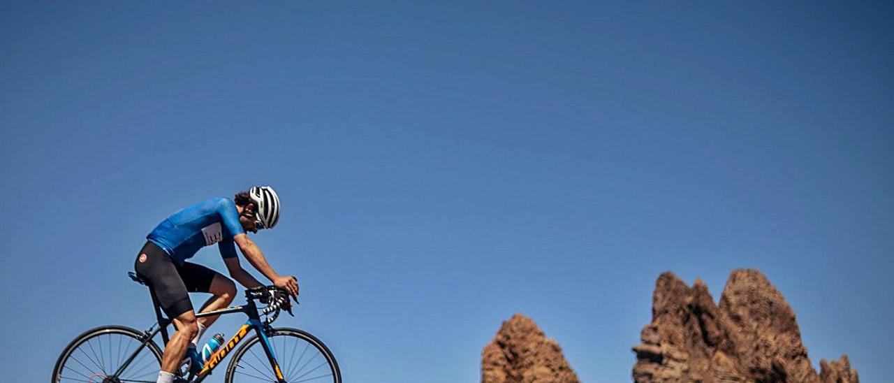 En solitario, como arriba, en el Parque Nacional de Las Cañadas, los ciclistas disfrutan de los espacios naturales de la Isla.b