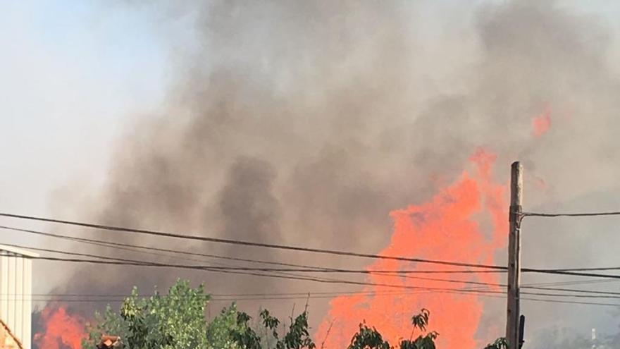 Imatge de les flames durant l&#039;inici de l&#039;incendi, aquest dijous a la tarda-vespre