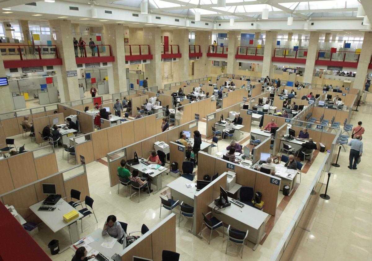 Pujada salarial dels funcionaris: què ofereix el Govern, a quants treballadors afecta i quan es cobraria