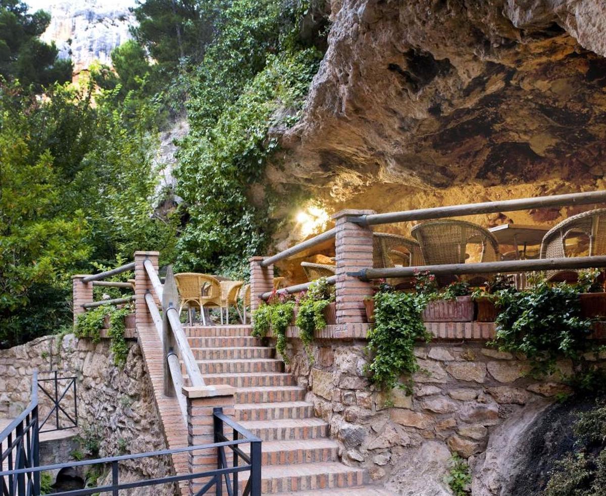 El Balneario de La Virgen, en Jaraba, destaca por su entorno natural rodeado de paredes rocosas.