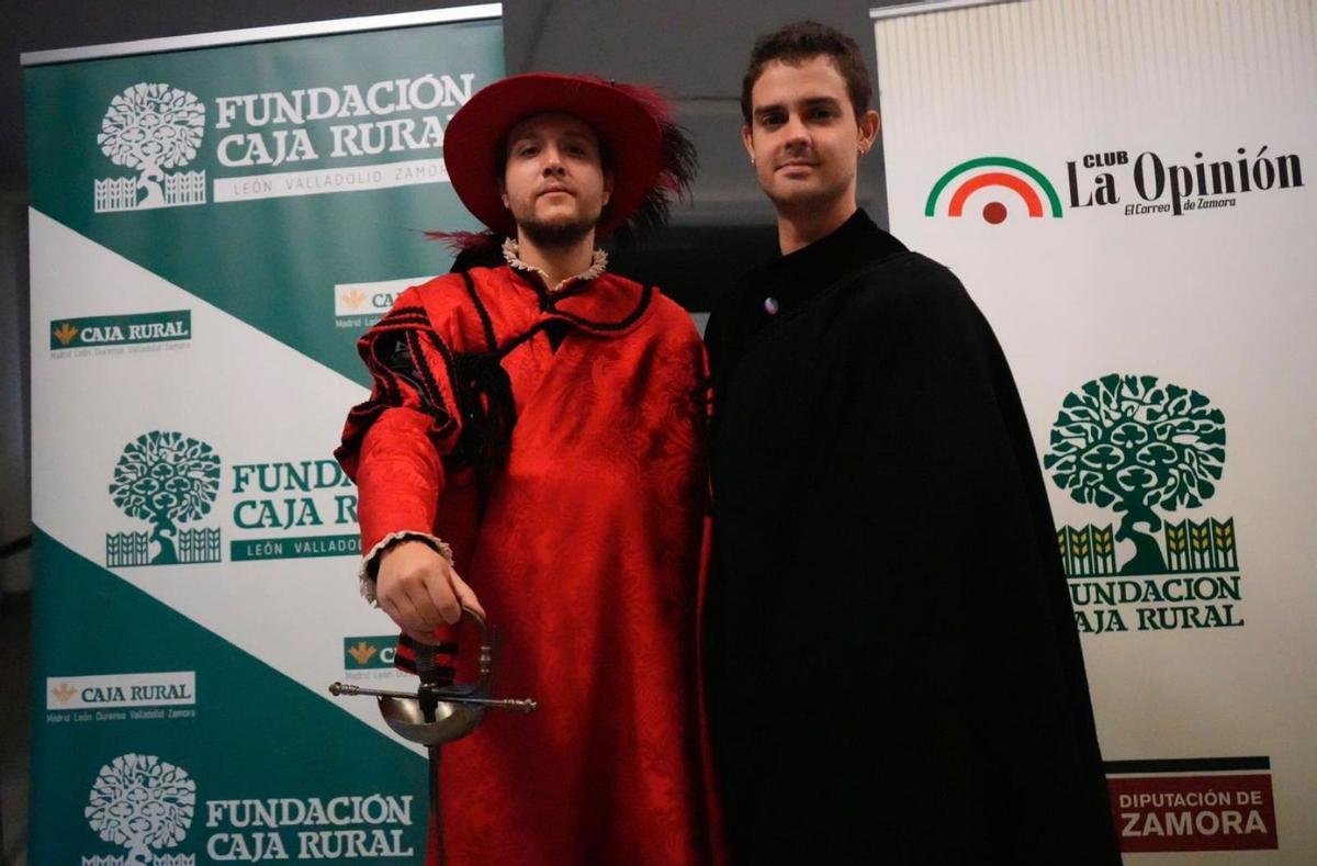 El actor Alejandro Fernández (izquierda), como don Juan, junto a otro compañero de la obra. | Jose Luis Fernández