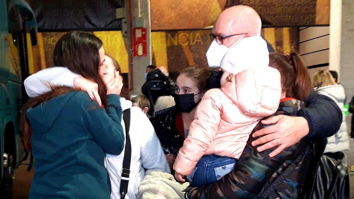 Una familia de acogida recibe en València a ciudadanas que huyen de la guerra en Ucrania. | LEVANTE-EMV