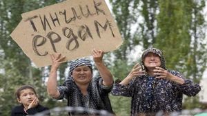 Unes refugiades uzbekes mostren una pancarta amb la inscripció Pau. Ajuda. Els enfrontaments entre els kirguís i la minoria uzbeka del sud de Kirguizistan van acabar amb uns 124 morts i 1.600 ferits, després de quatre dies de conflicte.