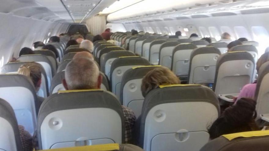 Los pasajeros, en el interior del avión con destino a Palma de Mallorca.