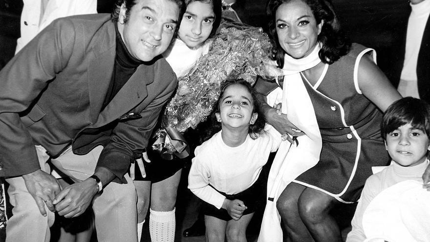 La familia al completo: Antonio González &#039;el Pescaílla&#039; y Lola Flores con sus hijos (de izda. a dcha.) Lolita, Rosario y Antonio en el aeropuerto de Barajas en 1969.