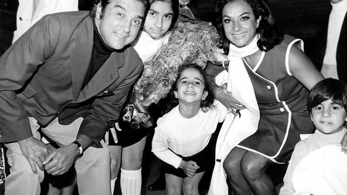 La familia al completo: Antonio González 'el Pescaílla' y Lola Flores con sus hijos (de izda. a dcha.) Lolita, Rosario y Antonio en el aeropuerto de Barajas en 1969.