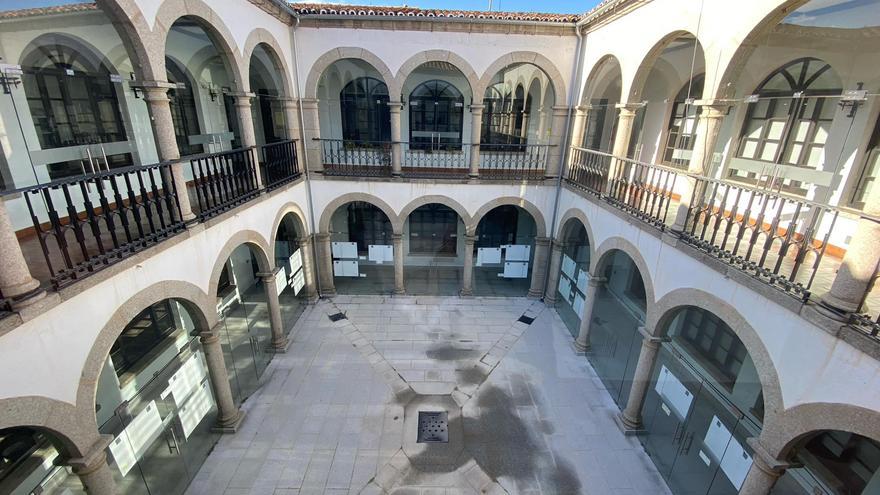 El Ayuntamiento de Coria impermeabiliza el Patio de Cristal para evitar humedades