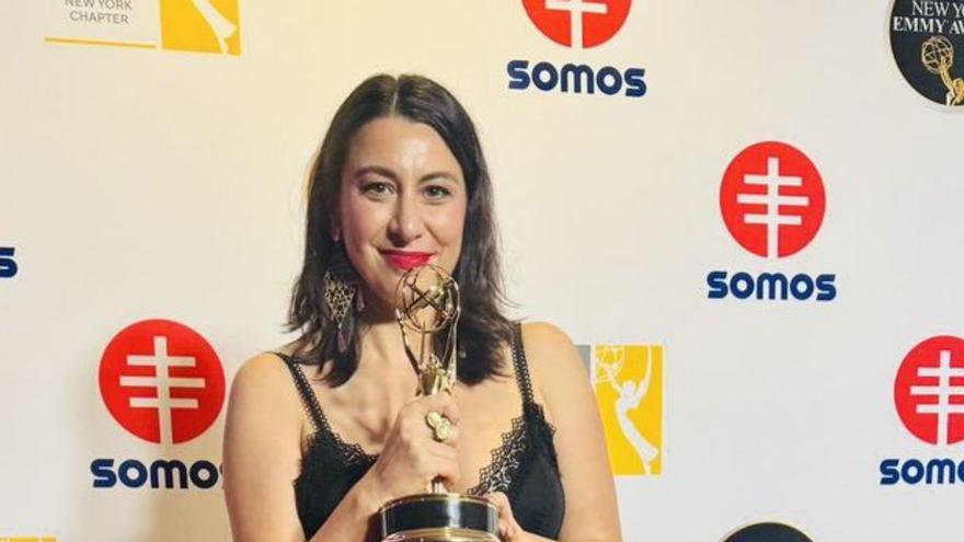 Carmen Vidal con uno de sus New York Emmy Awards. | PAUXA FILMS