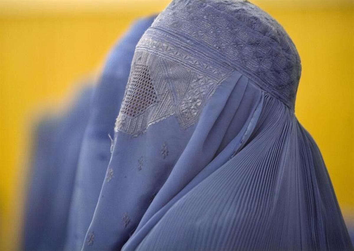 Imagen de archivo de una mujer con burka.