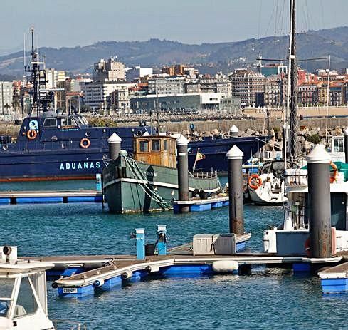 El barco, durante su pasada estancia en Gijón. | Marcos León