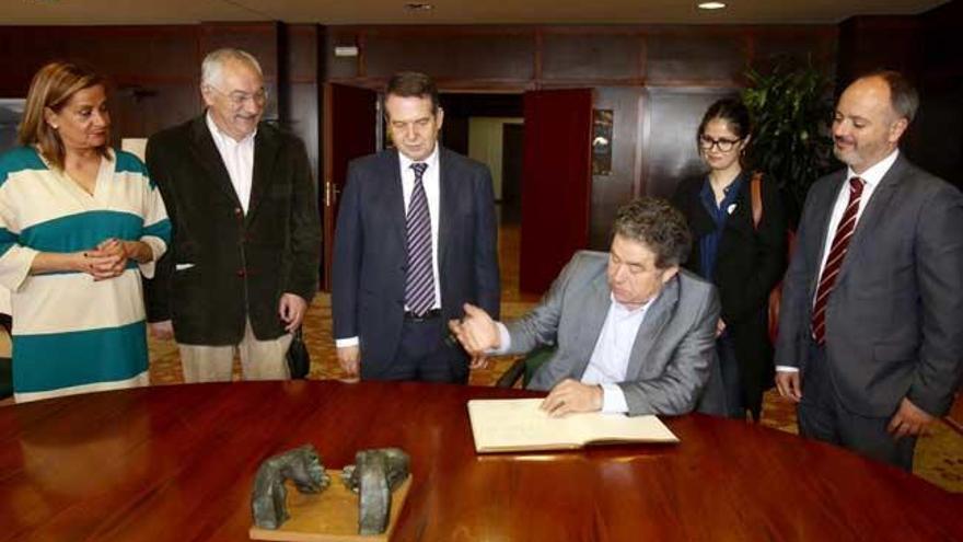 Lores, en su visita a Vigo, junto al alcalde y ediles olívicos // R.Grobas