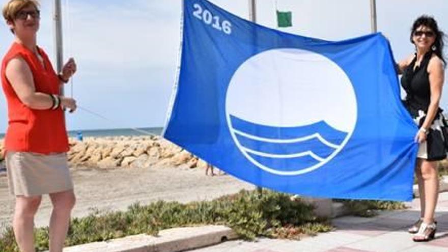 Santa Pola recibe una bandera azul más por las calas de Santiago Bernabeu