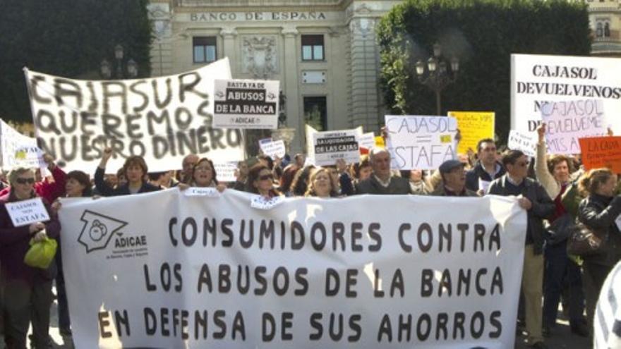 Miles de ahorradores salen a la calle para protestar