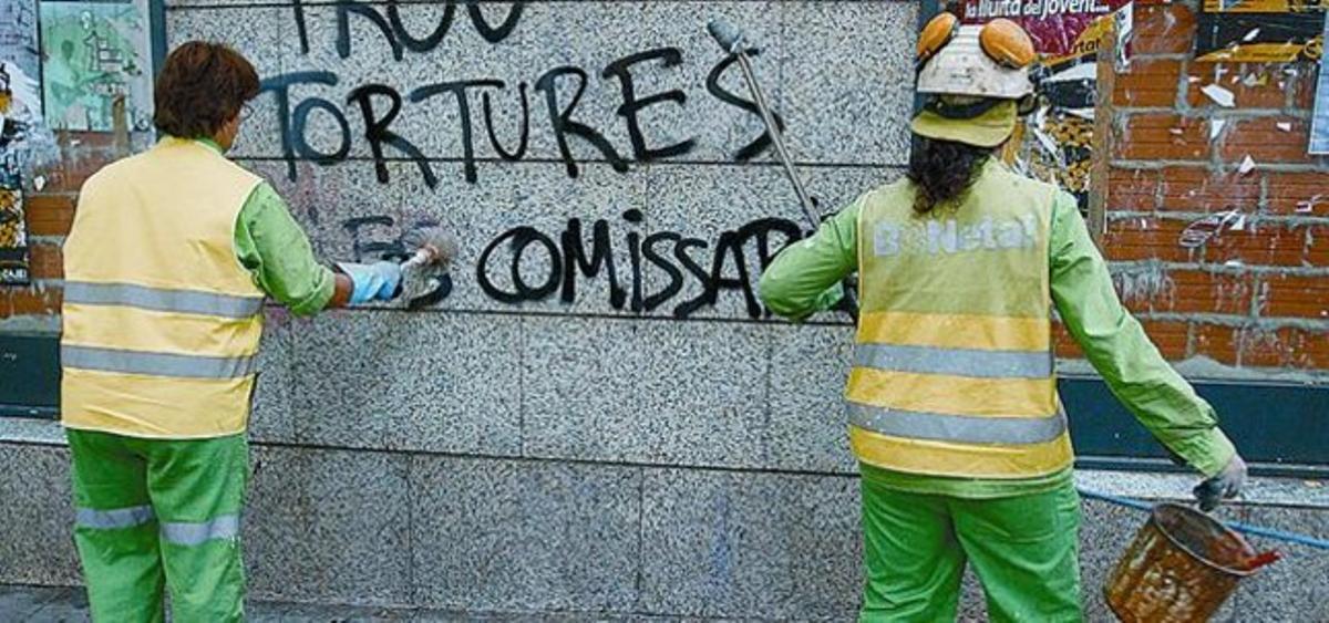 Ciclistes amb casc i sense.