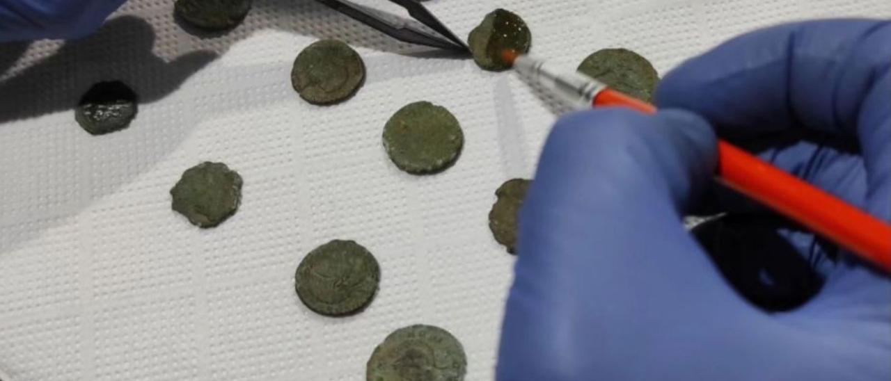 La restauración de algunas de las monedas halladas en Ons.