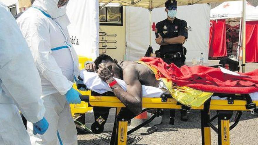 Uno de los migrantes, tras ser rescatado en el puerto de Arguineguín (Gran Canaria).