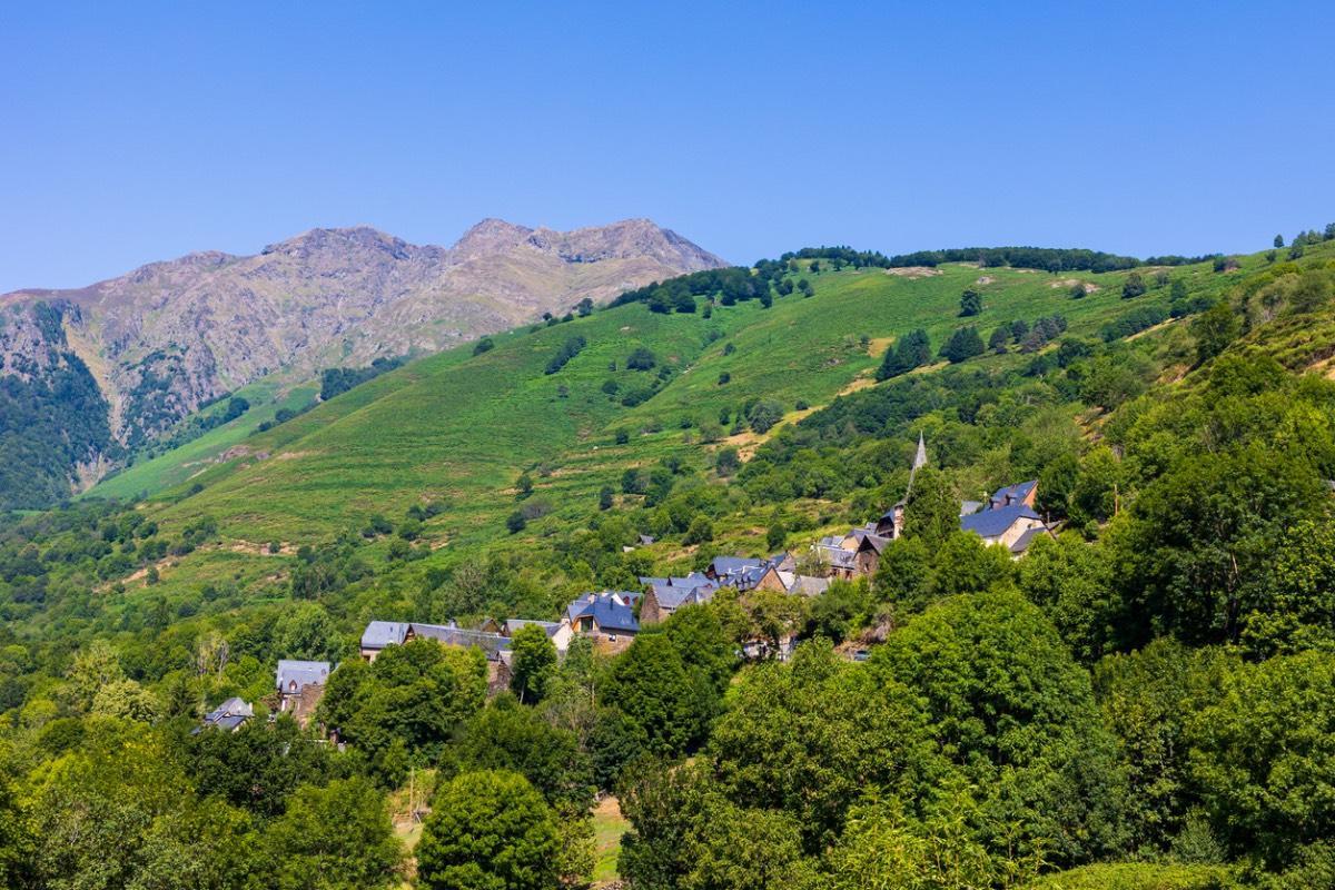 El pueblo de menos de 70 habitantes para huir del calor: temperaturas frescas, paisajes únicos y gastronomía de alto nivel