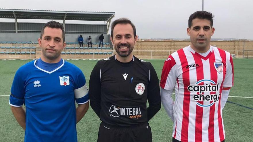 Los capitanes de la UD Toresana y el Atlético Zamora junto al colegiado. | |  I. F.