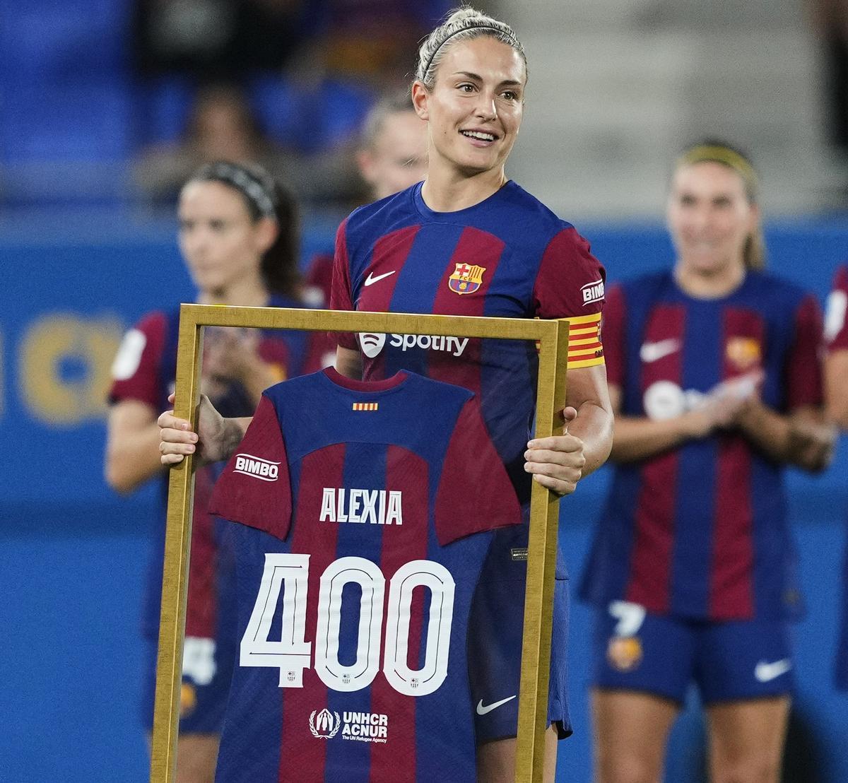 Alexia Putellas posa con la camiseta conmemorativa de los 400 partidos como azulgrana en el Barça-Valencia.