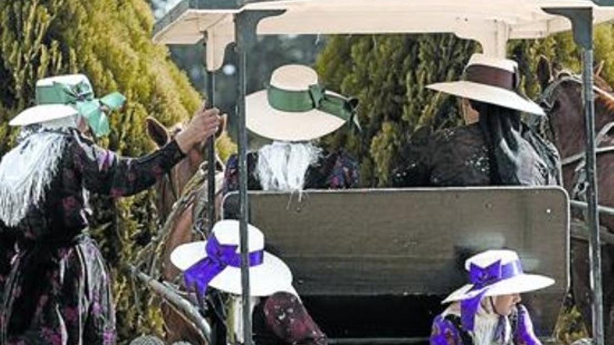 Tradiciones anacrónicas. Varias mujeres menonitas, en una carreta en Manitoba, en el este de Bolivia.