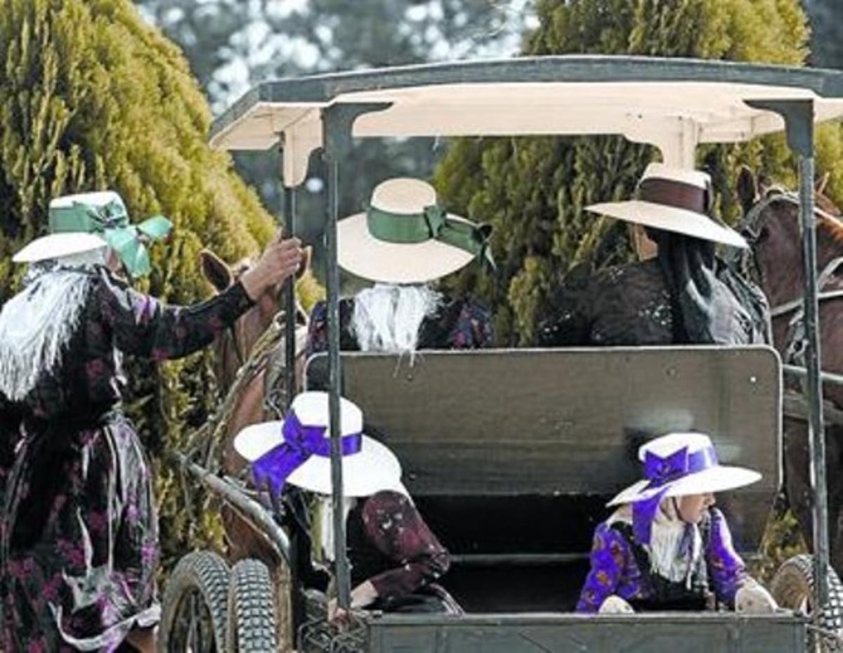 Tradicions anacròniques. Unes dones mennonites, en un carro a Manitoba, a l’est de Bolívia.