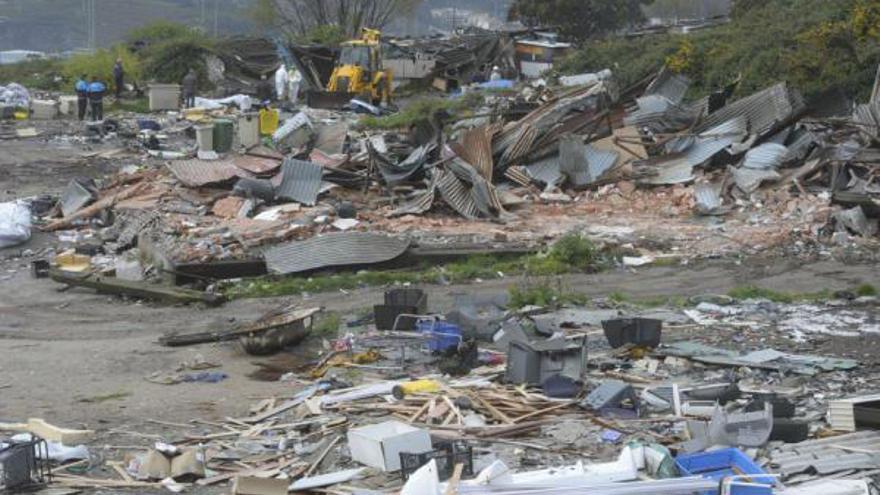 Escombros tras el derribo, el pasado viernes, de las últimas chabolas que había en Penamoa. / Víctor Echave