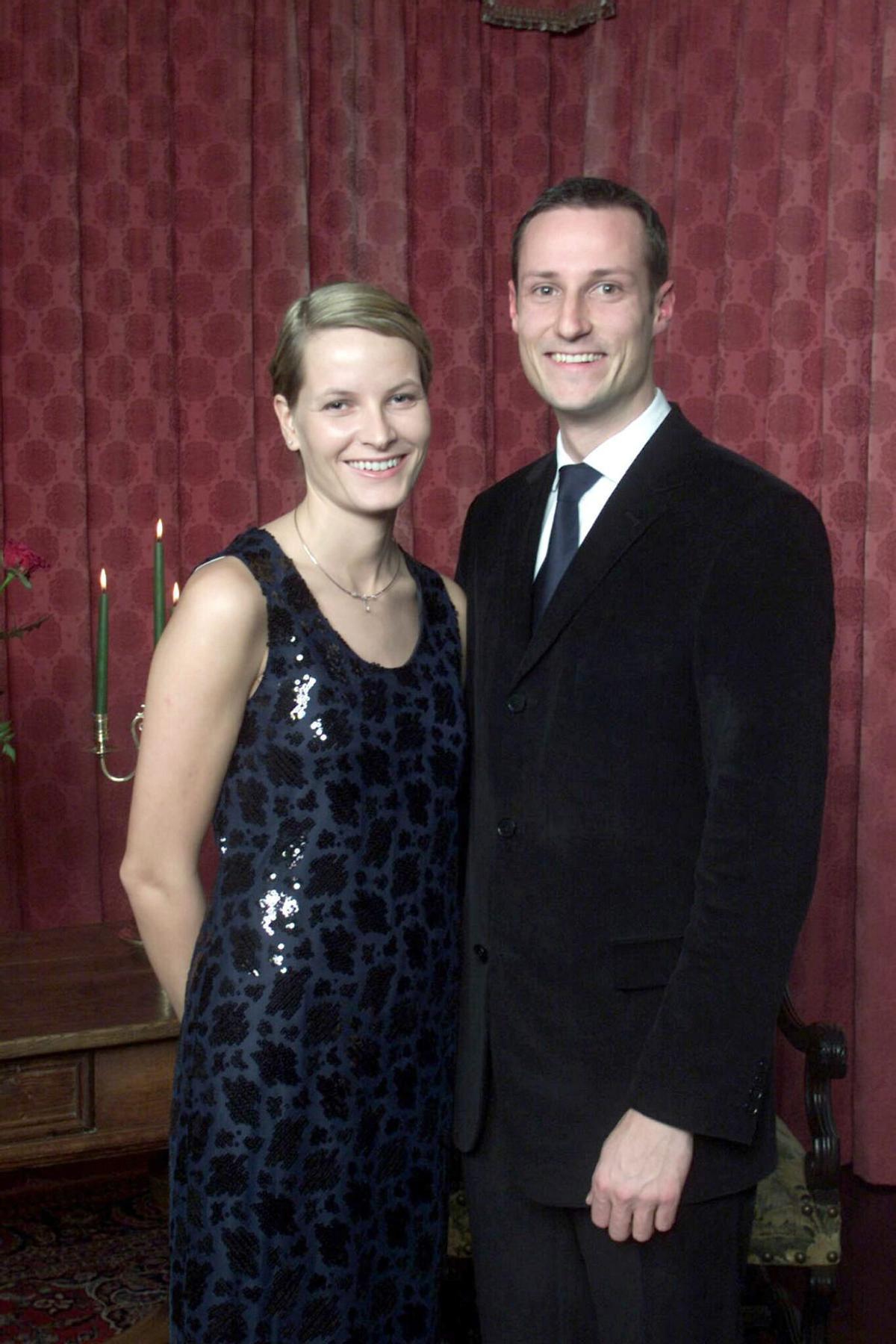 EFE -LISE AASERUD-03/12/00-ASKER- ASK01-20001203-OSLO, NORWAY: Norway's Crown Prince Haakon with his fiancee Mette-Marit Tjessem Hoiby pose for the first official photographs in Asker, Norway on Sunday 03 December 2000. The Royal Palace on Friday 01 December announced the formal engagement of Crown Prince Haakon to his live-in girlfriend, a single mother, who could become Norway's next Queen. EPA PHOTO SCANPIX/LISE AASERUD