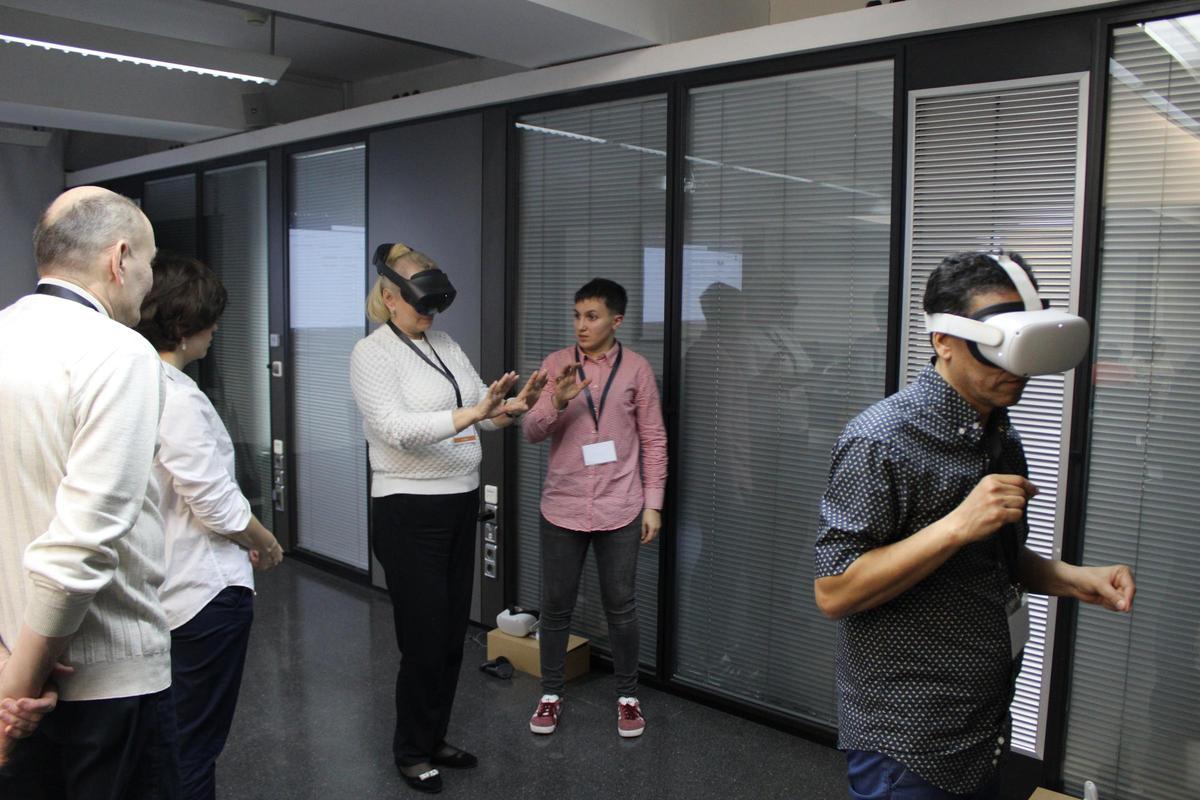 Investigadores, con gafas de realidad virtual.