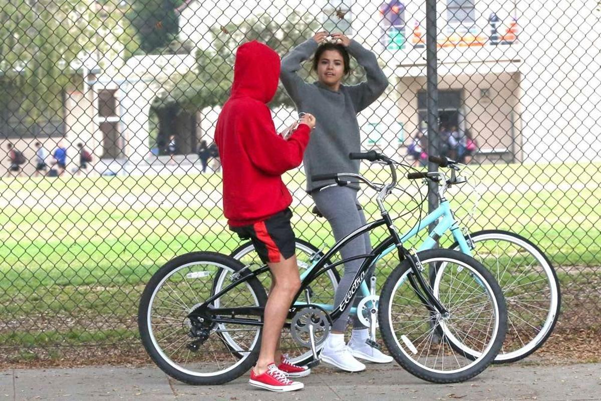 Selena Gomez y Justin Bieber salen de paseo con las bicis