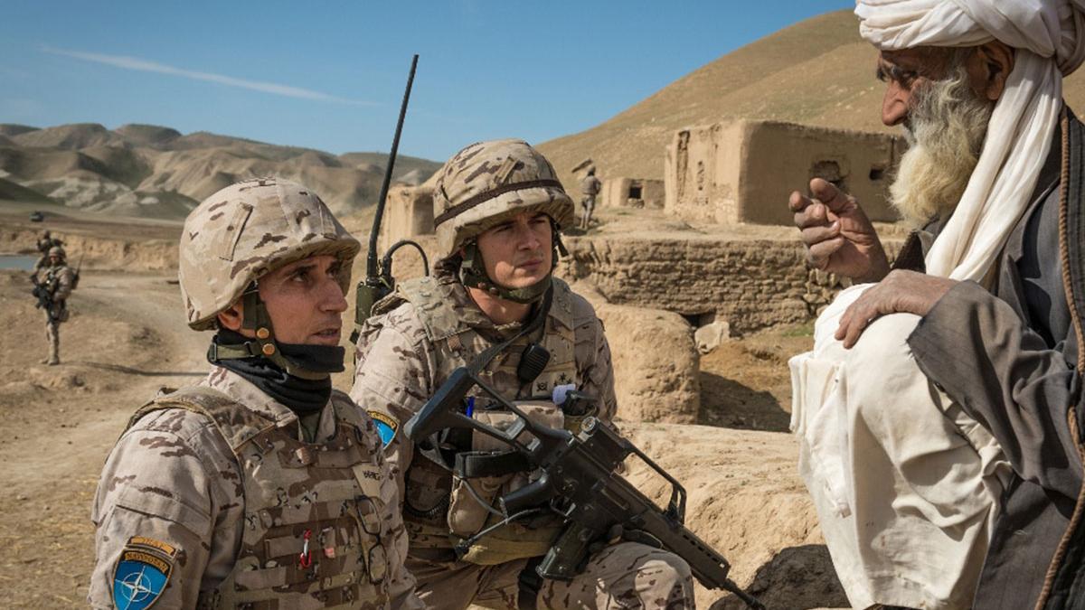 Militares hablando con locales en Afganistán