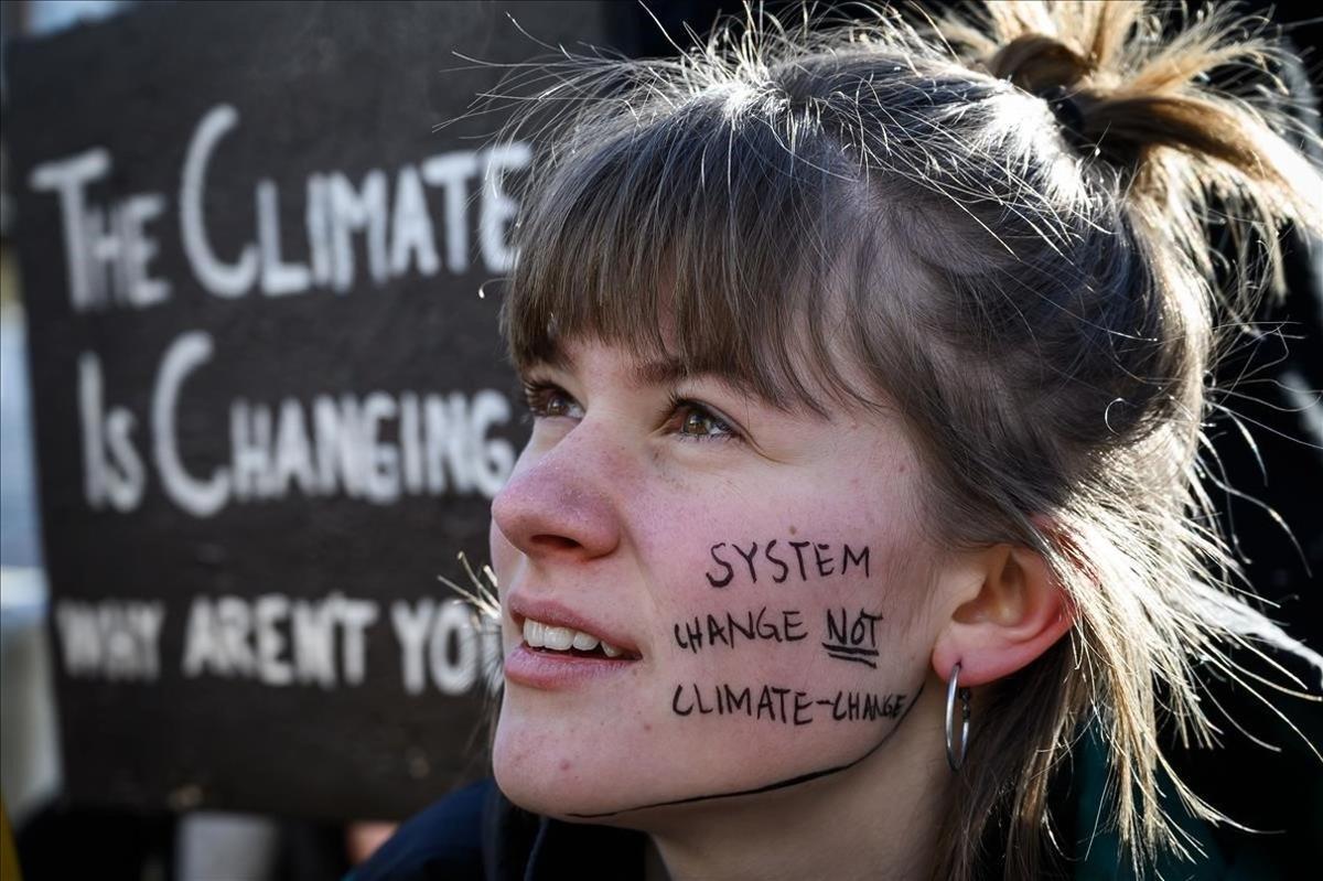 Un estudiante participa en una huelga escolar por el clima celebrada en el marco de la reunión anual del Foro Económico Mundial WEF el 25 de enero de 2019 en Davos al este de Suiza.