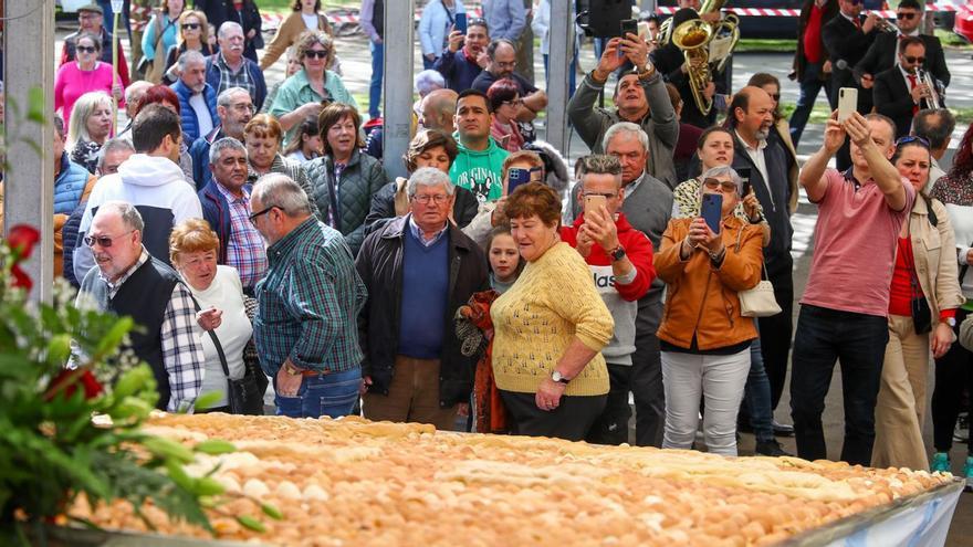 Varias personas fotografían el bollo pascual.