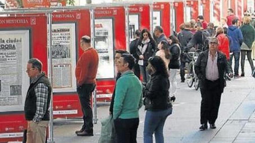 La Crónica de Badajoz celebra su décimo aniversario con una exposición en la calle de sus portadas más representativas