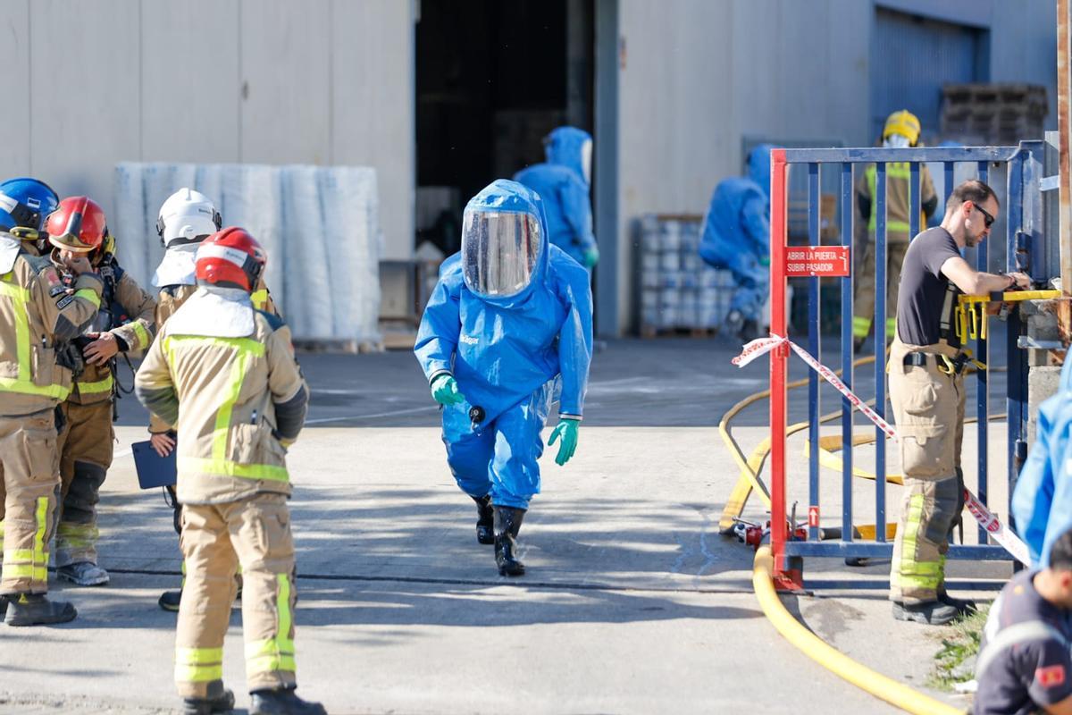Imatges dels Bombers de la Generalitat treballant en la fuita al polígon de Bufalvent de Manresa