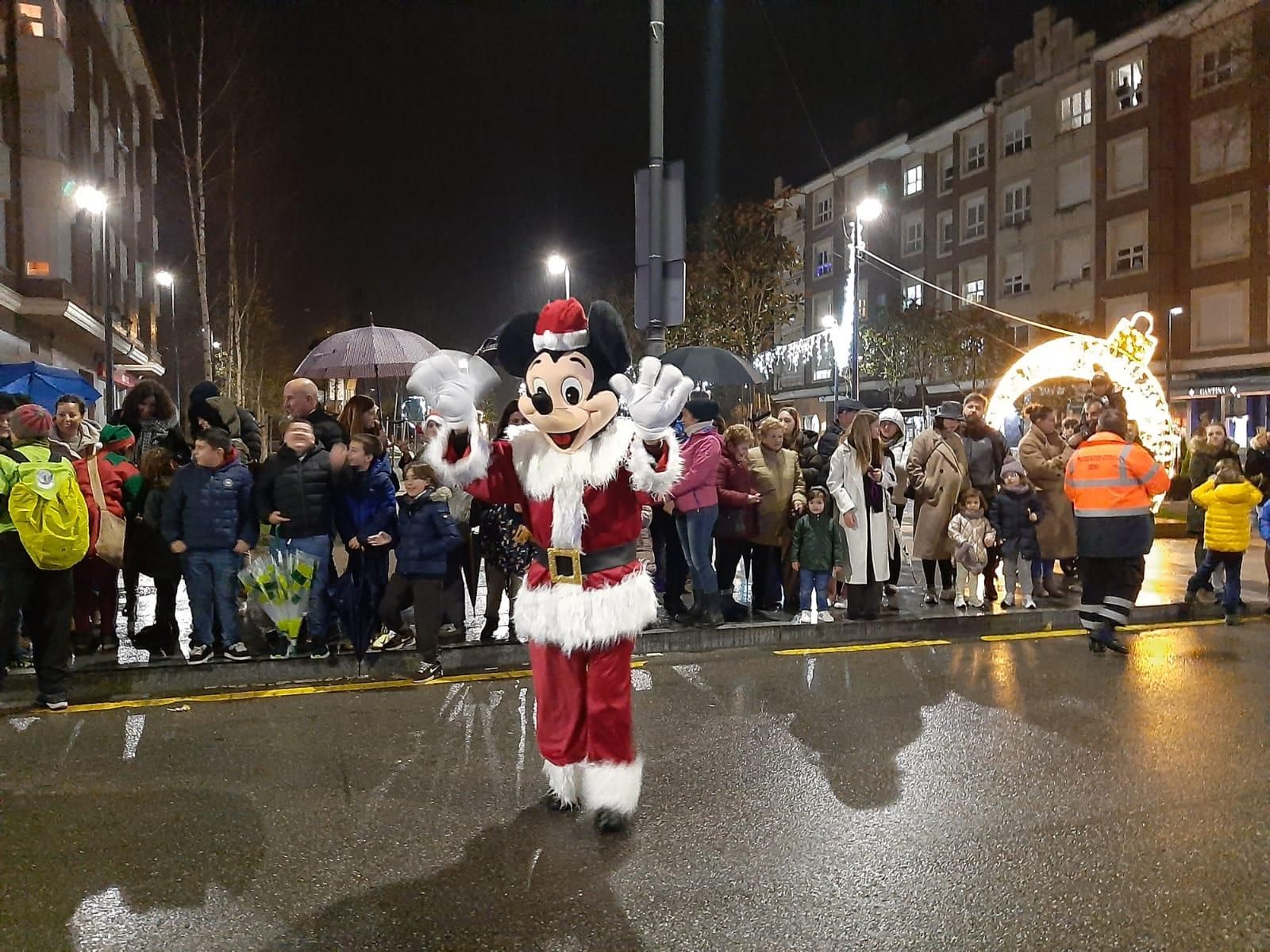 La visita de Papá Noel a El Berrón, en imágenes