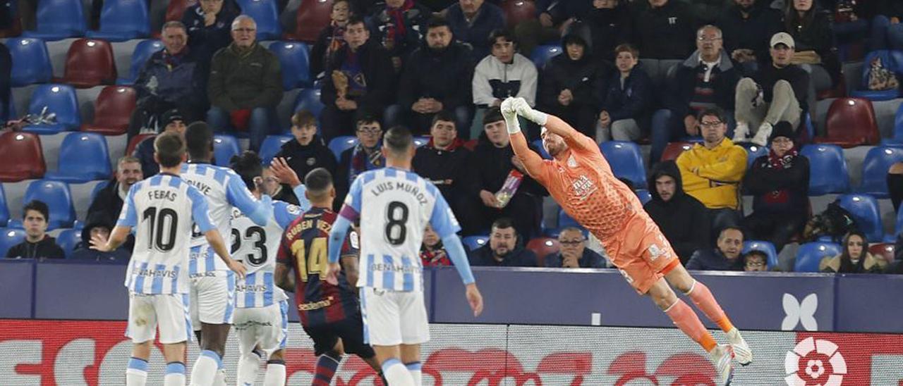 Rubén Yáñez despeja de puños. El portero volvió a ser el mejor del Málaga CF.
