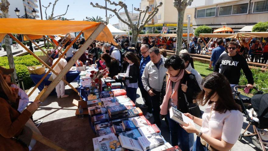 Una edición anterior del Día del Libro de Santa Eulària. | J.A.RIERA