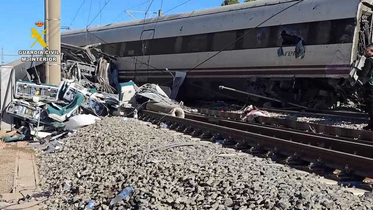 Estado de uno de los trenes siniestrados entre cuyos restos investiga la Guardia Civil