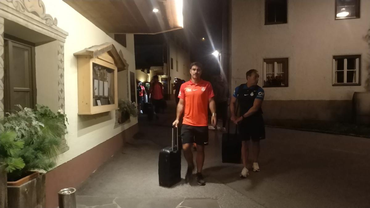 El futbolista del Real Mallorca, Abdón Prats, a su llegada al hotel de Fulpmes.