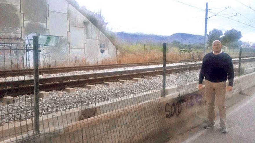 Víctor Martí, junto a una valla rota próxima al puente de Lloseta.