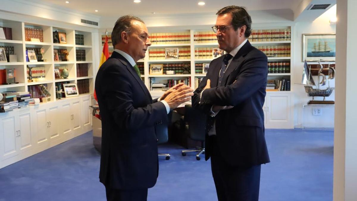 El presidente de la CEV, Salvador Navarro, y el presidente de la CEOE, Antonio Garamendi, en una imagen de archivo.